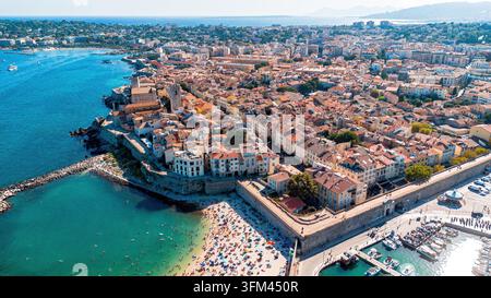 Vista aerea con drone della vecchia città, delle mura e della costa di Antibes sulla Costa Azzurra Foto Stock