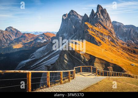 Una delle creste montuose più famose, belle e visitate delle Dolomiti, vista dal grande punto di osservazione, Italia, Europa Foto Stock