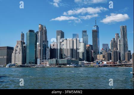 Una vista iconica dello skyline di Lower Manhattan che mostra il maestoso One World Trade Center e l'architettura densa del quartiere finanziario risi Foto Stock