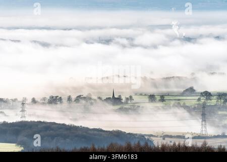 Nebbia di metà inverno e luce del sole sopra la vale di York vicino Thirsk. Foto Stock