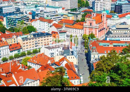 Vista aerea della chiesa francescana dell'Annunciazione su Tromostovje a Lubiana, Slovenia Foto Stock