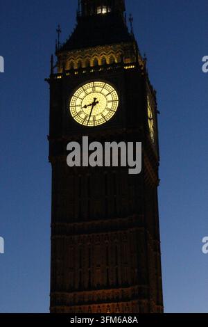 Londra, Regno Unito, 21 aprile 2026: Una fotografia di Big Ben al tramonto Foto Stock