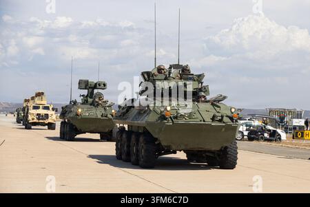 Un veicolo blindato leggero LAV-25 del Corpo dei Marines degli Stati Uniti con il 1° Battaglione di Ricognizione, 1° Divisione dei Marines, passa davanti agli spettatori dopo il completamento di Foto Stock