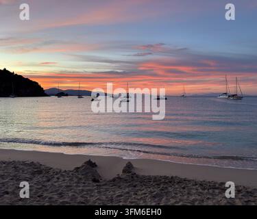 Gli yacht sono ormeggiati alla luce dell'alba sulla spiaggia di Valtos vicino a Parga in Epiro, Grecia settentrionale Foto Stock