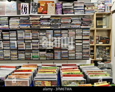 Scaffali di negozio di musica pieni di CD e dischi in vinile Foto Stock