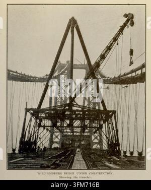 Illustrazione a mezzotono storica da The Engineering Magazine, Volume XXXVIII, ottobre 1909–marzo 1910, didascalia "WILLIAMSBURG BRIDGE UNDER CONSTRUCTION. Showing the traveler." La vista si estende lungo la struttura del ponte verso le sue torri, con cavi di sospensione, telaio in acciaio, binari ferroviari e una gru di costruzione visibili. Brooklyn, New York City. Foto Stock