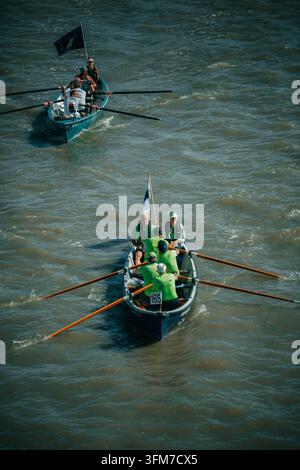 Due barche a remi in competizione sul Tamigi durante la Great River Race il 12 settembre 2026, Londra Foto Stock