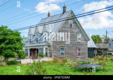 Halifax Nova Scotia Canada, Shinimicus, vecchia fattoria, casa rurale, casa di legno, edificio stagionato, legno stagionato, vernice scrostata, rivestimento grigio, tetto in metallo, ga Foto Stock