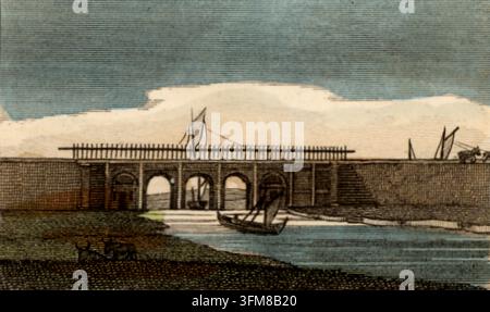 Un'incisione colorata a mano raffigurante l'acquedotto di Barton sul canale di Bridgewater, che si estende sul fiume Irwell. Costruito dall'ingegnere civile inglese James Brindley (1716–1772), fu commissionato da Francis Egerton, il 3° Duca di Bridgewater (1736–1803), per trasportare carbone dalle sue miniere a Worsley, nel Lancashire, alla città industriale di Manchester. Questa struttura in muratura fu il primo acquedotto navigabile costruito in Inghilterra e consentiva alle chiatte strette di passare a trentotto piedi sopra il fiume, un'impresa ingegneristica che ridusse significativamente i costi del combustibile e accelerò la Rivoluzione industriale. Foto Stock