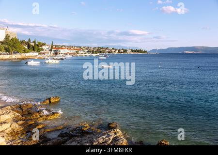 Selce, costa rocciosa, vista su Krk Foto Stock