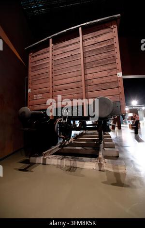 Carro merci ferroviario storico esposto all'interno del Museo della Seconda Guerra Mondiale. Foto Stock