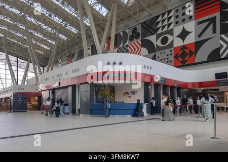 BELGRADO, SERBIA - 28 MAGGIO 2026: Passeggeri in fila e in interazione ai banconi della biglietteria nella stazione ferroviaria "Beograd Centar", conosciuta come Prokop, Serbia Foto Stock