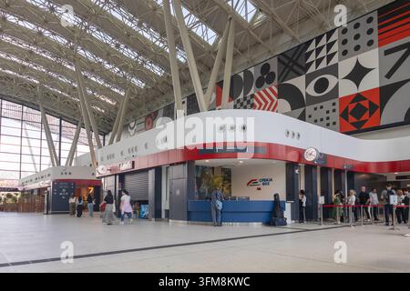 BELGRADO, SERBIA - 28 MAGGIO 2026: Passeggeri in fila e in interazione ai banconi della biglietteria nella stazione ferroviaria "Beograd Centar", conosciuta come Prokop, Serbia Foto Stock