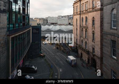 Vista che guarda giù per Calton Road verso la stazione di Edinburgh Waverley dal Regent Bridge, Edimburgo, Scozia, Regno Unito, il 26 settembre 2026 Foto Stock