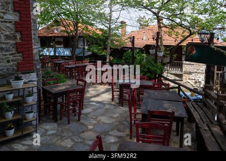 Terrazza all'aperto vuota di una taverna greca tradizionale Foto Stock