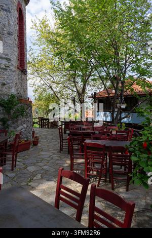 Terrazza ombreggiata di una taverna greca rustica Foto Stock