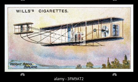 Una cartina di sigaretta raffigurante il biplano dei fratelli Wright, il 'Flyer', in volo. Wilbur Wright (1867–1912) e Orville Wright (1871–1948) hanno realizzato nel 1903 il primo volo controllato e sostenuto di un aereo motorizzato più pesante dell'aria, segnando un momento cruciale nella storia dell'aviazione. Prodotto da W.D. & H.O. Wills. 1910. Foto Stock