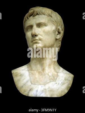 Un busto di marmo che raffigura Augusto Cesare (63 a.C. – 14 d.C.), il primo imperatore romano, da giovane. Nato Gaio Ottavio, salì al potere dopo essere stato nominato erede dal suo prozio Giulio Cesare, trasformando infine la Repubblica romana in un impero dopo la sua vittoria nella battaglia di Azio nel 31 a.C. Questo ritratto rappresenta l’immagine raffinata e giovanile utilizzata per legittimare la sua autorità nel mondo romano durante i primi anni del suo principato. ca. 25 a.C. Foto Stock