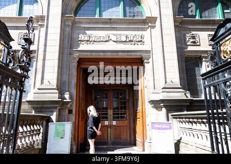 Edimburgo, Scozia, Regno Unito - 20 luglio 2026: Ingresso storico della Biblioteca Centrale di Edimburgo, in Scozia, con architettura in pietra ornata Foto Stock