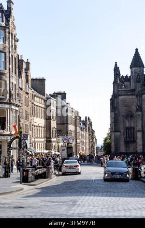 Edimburgo, Scozia, Regno Unito - 20 luglio 2026: Turisti e pedoni esplorano la storica Royal Mile nella Old Town di Edimburgo, con strade acciottolate Foto Stock