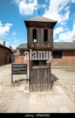 Cabina di guardia in legno conservata sul terreno del campo di concentramento di Auschwitz I. Foto Stock