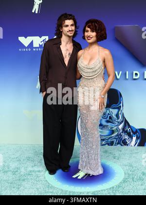 Los Angeles, Stati Uniti. 27 set, 2026. Mike Sabath e Raye ai MTV Video Music Awards 2026 tenuti al Peacock Theater di L.A. Live il 27 settembre 2026 a Los Angeles, California, Stati Uniti. (Foto di Xavier Collin/Image Press Agency) Credit: Image Press Agency/Alamy Live News Foto Stock