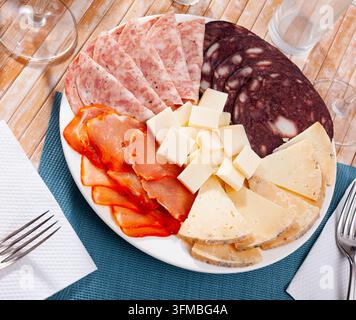 Piatto di carne con salsiccia di sangue e formaggio Foto Stock