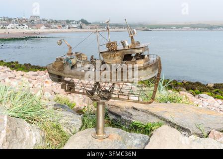 Stonehaven, Scozia, Regno Unito - 17 agosto 2025: Scultura in metallo di un peschereccio dell’artista locale Jim Malcolm sul lungomare di Stonehaven, con vista su Foto Stock