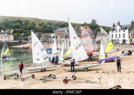 Stonehaven, Scozia, Regno Unito – 17 agosto 2025: I marinai preparano e lanciano dinghy dalla spiaggia durante la regata dell'Aberdeen and Stonehaven Yacht Club, Foto Stock