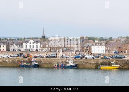 Stonehaven, Scozia, Regno Unito – 17 agosto 2025: Yacht e barche di supporto allineano il porto durante la Regata del Aberdeen and Stonehaven Yacht Club, con spec Foto Stock