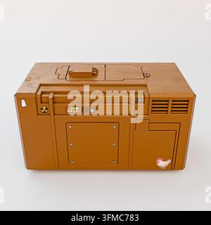 Cassa di stoccaggio futuristica arancione di fantascienza con pannelli di controllo e griglie di ventilazione, illustrazione 3D Foto Stock