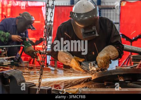 Smerigliatura in una falegnameria pesante Foto Stock