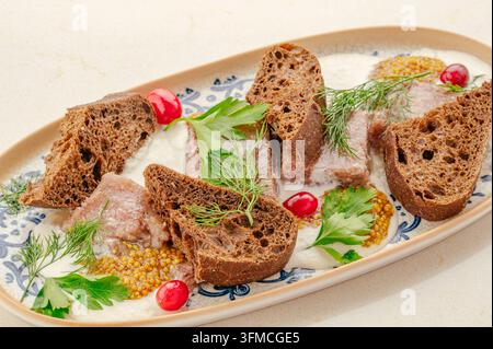 Antipasto di carne gourmet con pane di segale e senape integrale Foto Stock
