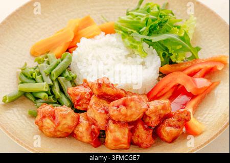 Pollo dolce e aspro con riso e verdure fresche Foto Stock