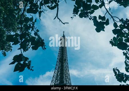 Torre Eiffel a Parigi, Francia, vista dal basso con cielo azzurro, punto di riferimento europeo Foto Stock