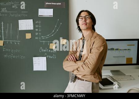 Ritratto di un uomo d'affari adulto sicuro di sé in piedi in ufficio Foto Stock