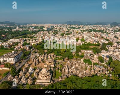 Veduta aerea degli storici zenotafi di Ahar con cupole e monumenti in pietra circondati da una vegetazione lussureggiante con lo scenario urbano sullo sfondo Foto Stock