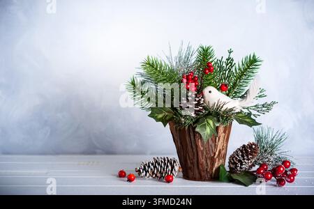 Natura morta di Natale e Capodanno con decorazioni festive su sfondo di legno. Mazzo di Natale. Foto Stock