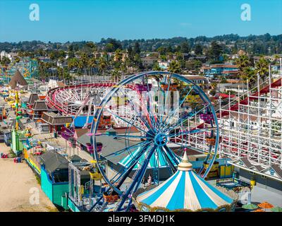 Vista aerea delle attrazioni del parco divertimenti di Santa Cruz Beach Boardwalk Foto Stock