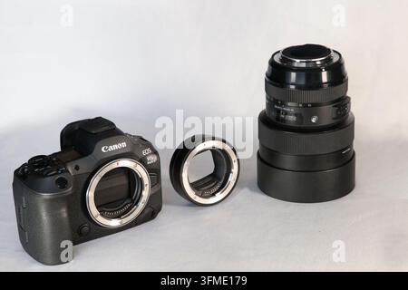 Fotocamera senza specchio Canon EOS R5 Mark II e obiettivo Foto Stock