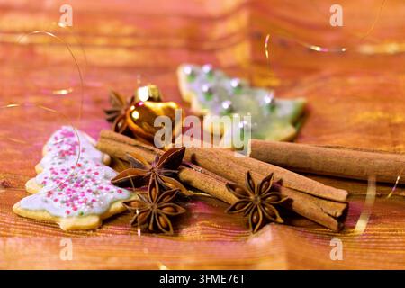 Avvento, biscotti al burro, anice stellato, bastoncini di cannella Foto Stock