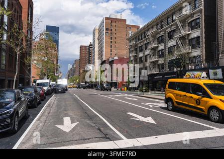 New York City, USA - 24 aprile 2024: Grande strada nel distretto di Chelsea a New York City, USA Foto Stock