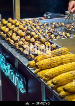 Primo piano di uno stand di street food con pannocchia grigliata e castagne arrostite, appena preparate e pronte per essere servite a Istanbul, Turchia Foto Stock