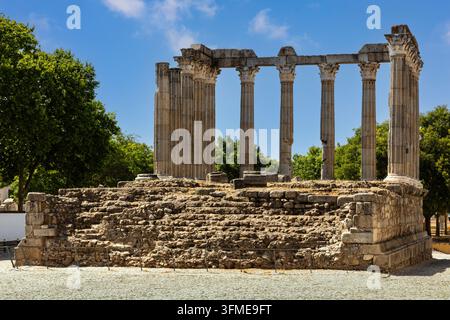 Tempio Romano, tempio di Diana con colonne di granito corinzio costruito nel I secolo per l'imperatore Augusto, Évora è un sito del patrimonio mondiale UNESCO grazie Foto Stock