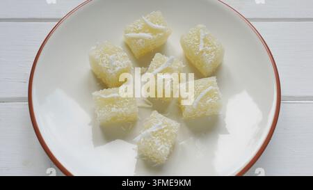 Tradizionale dolce torta thailandese di cassava con maniok, tapioca e latte di cocco con scaglie di cocco Foto Stock