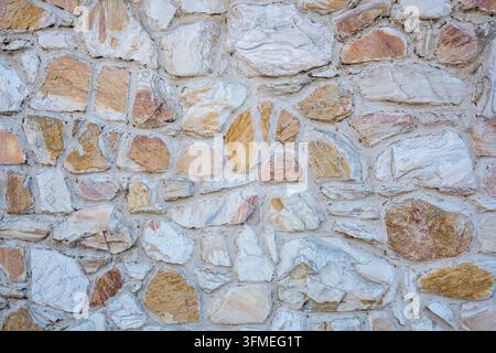 Sfondo di un vecchio muro di pietra naturale Foto Stock