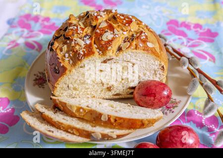 Torta di Pasqua con uova di Pasqua colorate Foto Stock