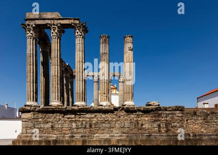 Tempio Romano, tempio di Diana con colonne di granito corinzio costruito nel I secolo per l'imperatore Augusto, Évora è un sito del patrimonio mondiale UNESCO grazie Foto Stock