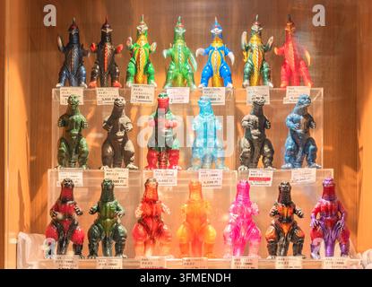 Tokyo, Shinjuku – 28 apr. 2025: Esposizione di figurine di plastica colorate da collezione di Godzilla e Gigan in un negozio specializzato in cinema Toho che mostra l’iconico Ja Foto Stock