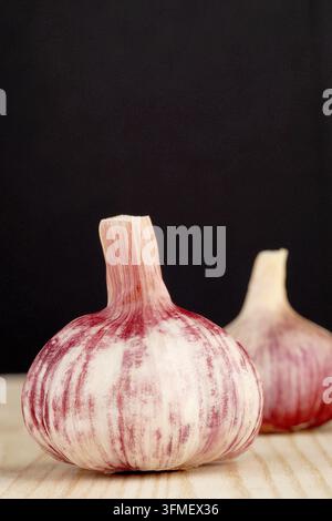 Aglio giovane fresco, isolato, primo piano. Chef dell'aglio. Foto Stock